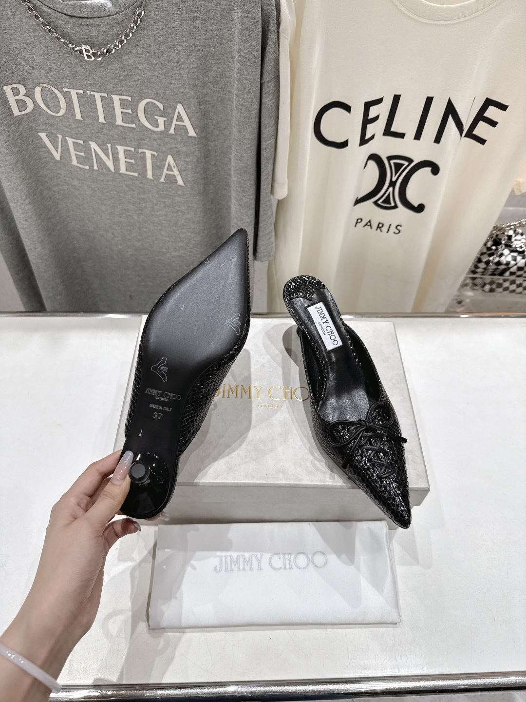 高版本出厂
  JIMMY CHOO｜JC/吉米周2025ss新款简约尖头高跟鞋拖鞋

原版套楦，完美的