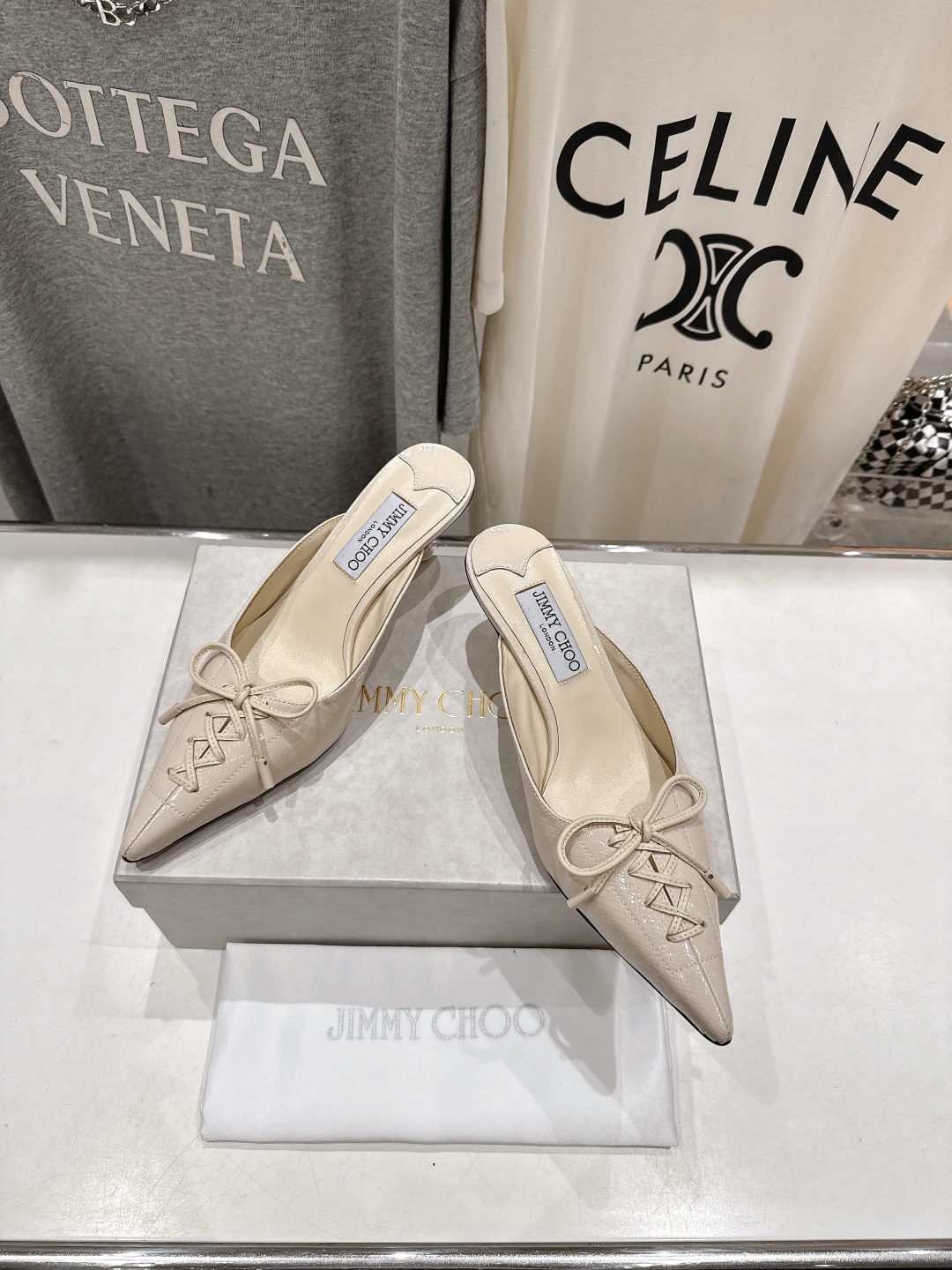 高版本出厂
  JIMMY CHOO｜JC/吉米周2025ss新款简约尖头高跟鞋拖鞋

原版套楦，完美的