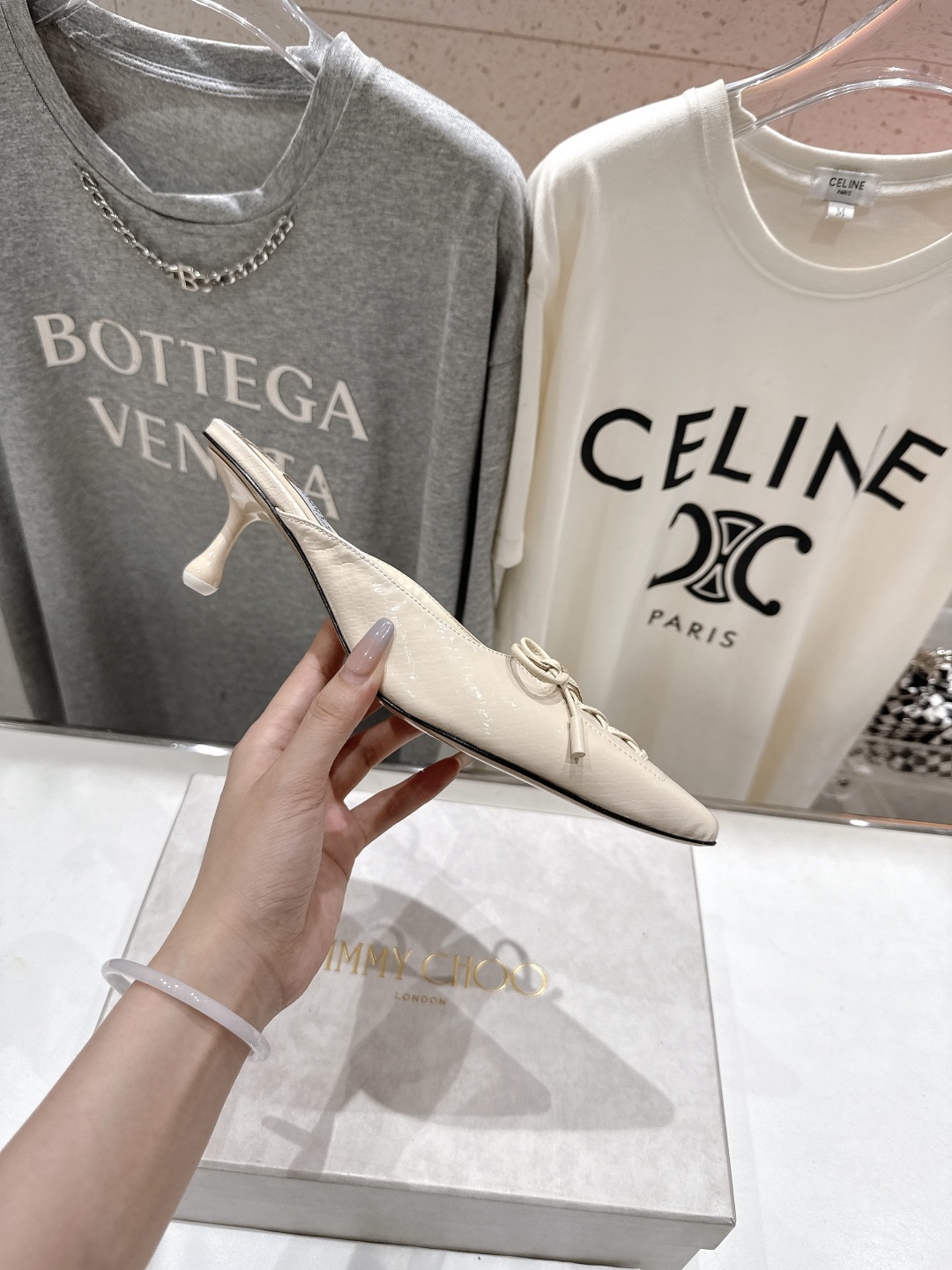 高版本出厂
  JIMMY CHOO｜JC/吉米周2025ss新款简约尖头高跟鞋拖鞋

原版套楦，完美的
