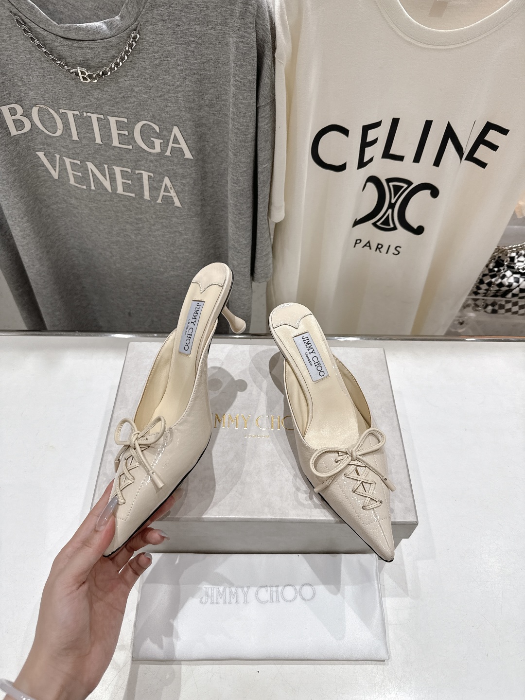 高版本出厂
  JIMMY CHOO｜JC/吉米周2025ss新款简约尖头高跟鞋拖鞋

原版套楦，完美的