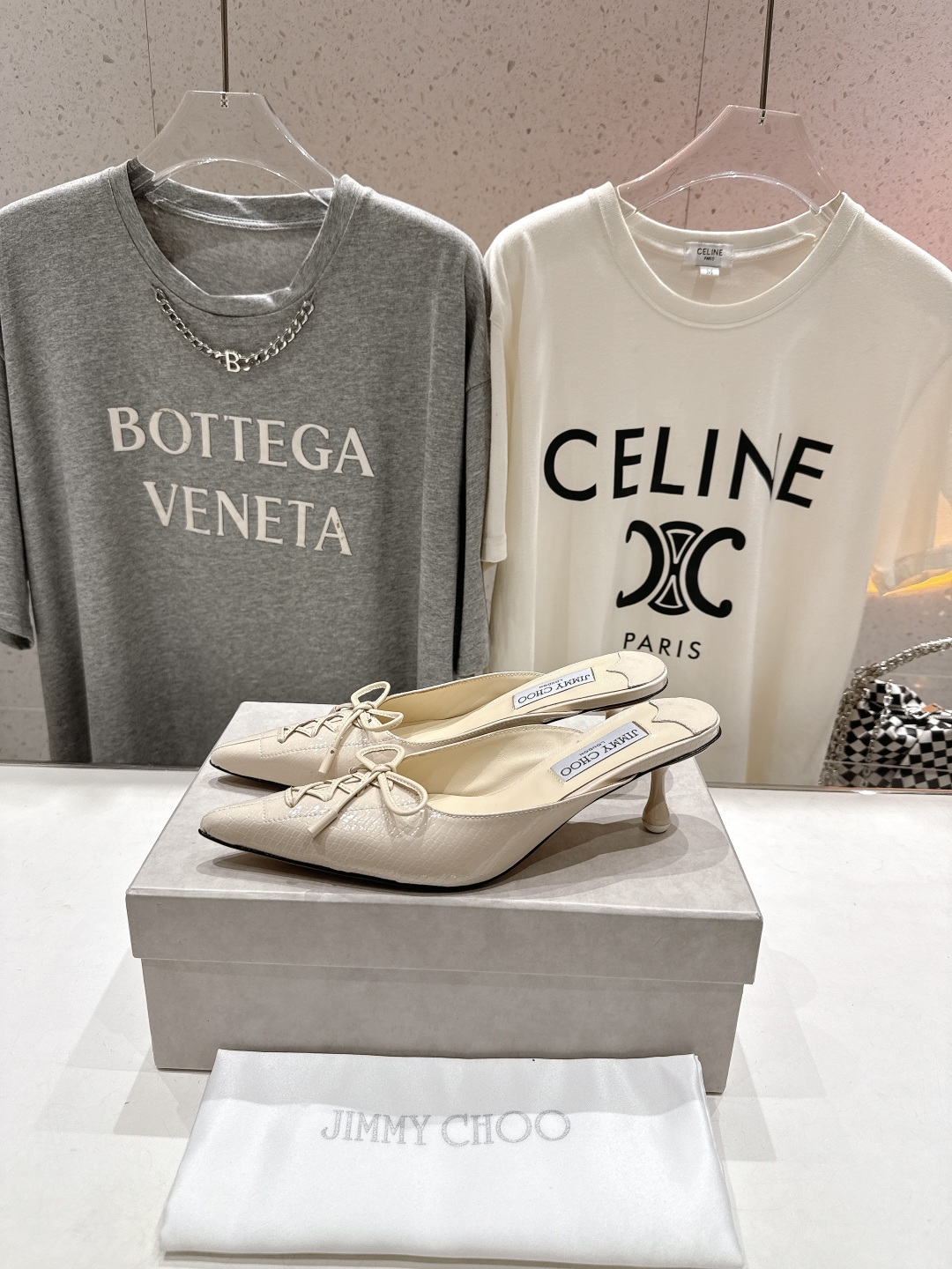高版本出厂
  JIMMY CHOO｜JC/吉米周2025ss新款简约尖头高跟鞋拖鞋

原版套楦，完美的