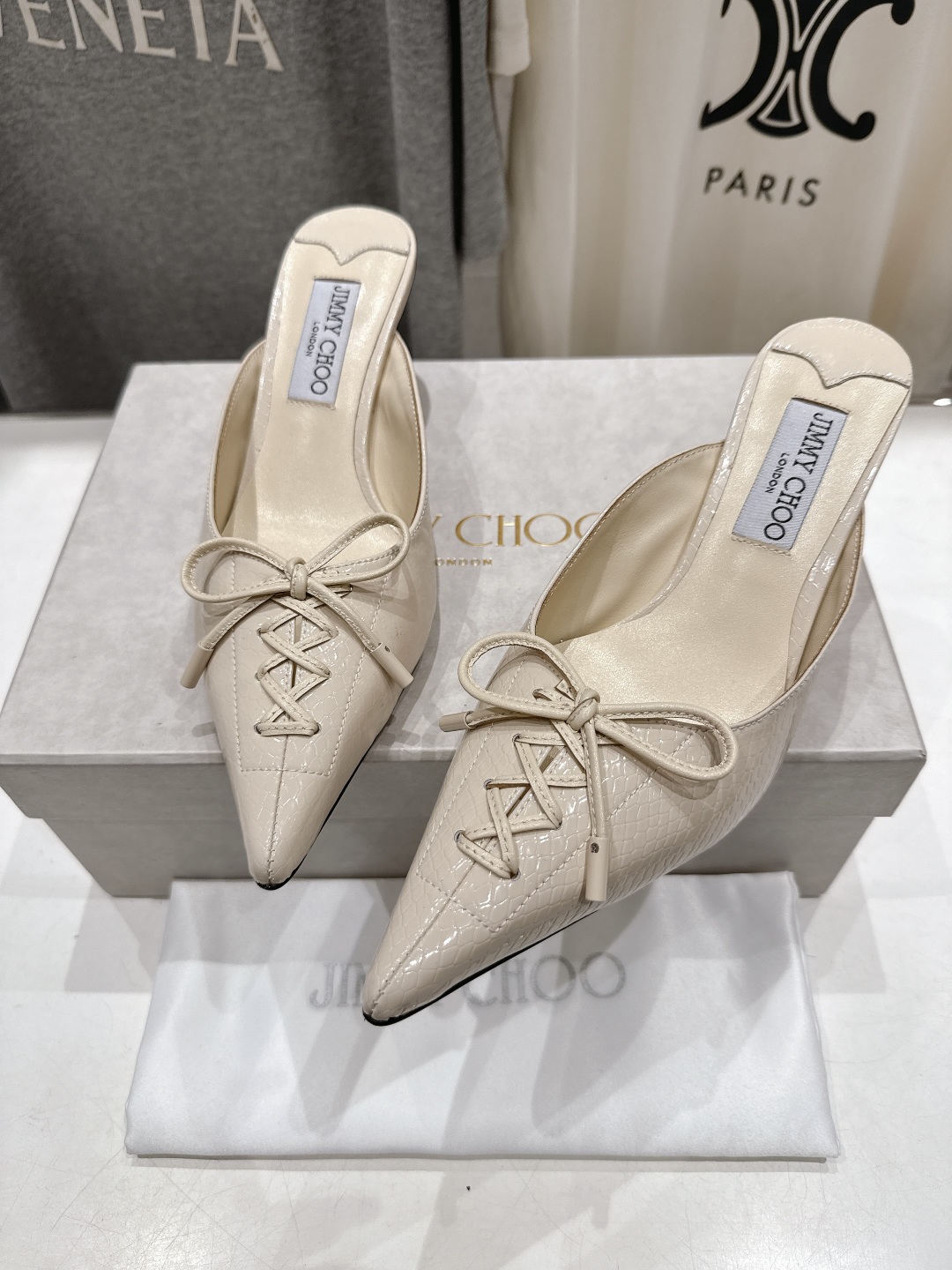 高版本出厂
  JIMMY CHOO｜JC/吉米周2025ss新款简约尖头高跟鞋拖鞋

原版套楦，完美的
