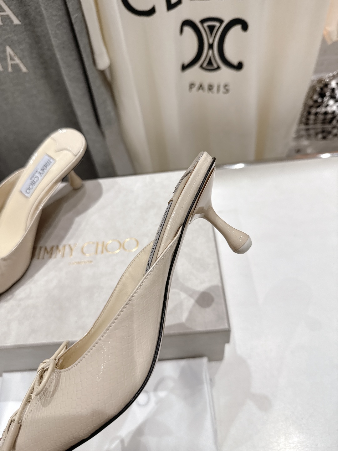 高版本出厂
  JIMMY CHOO｜JC/吉米周2025ss新款简约尖头高跟鞋拖鞋

原版套楦，完美的