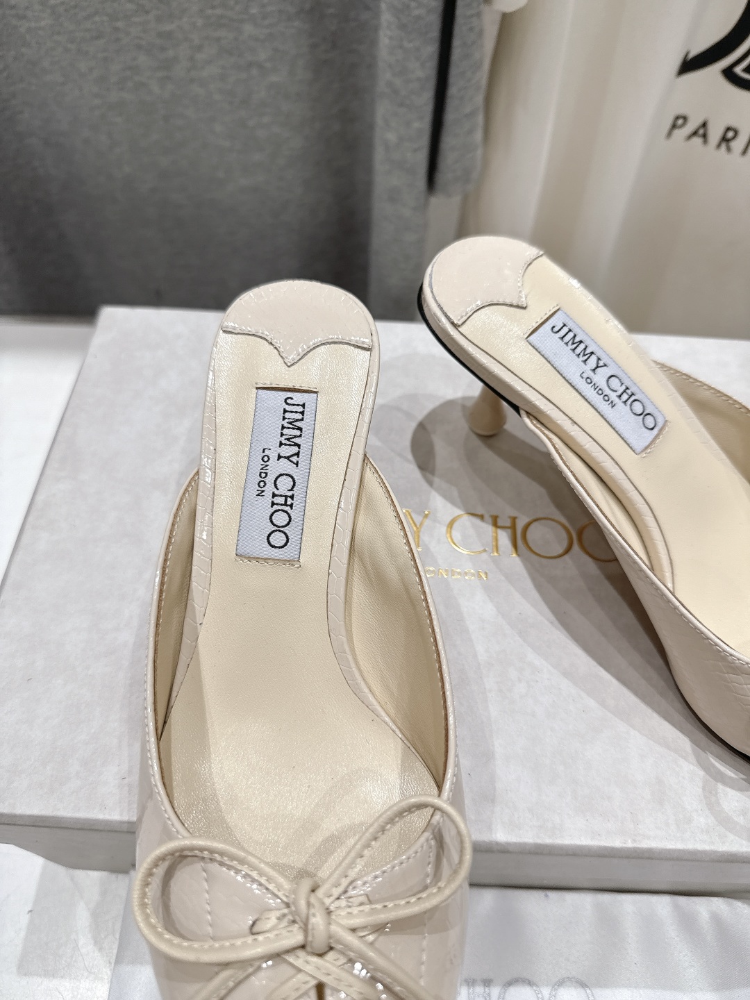 高版本出厂
  JIMMY CHOO｜JC/吉米周2025ss新款简约尖头高跟鞋拖鞋

原版套楦，完美的