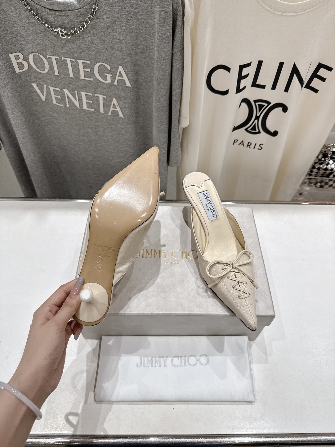 高版本出厂
  JIMMY CHOO｜JC/吉米周2025ss新款简约尖头高跟鞋拖鞋

原版套楦，完美的
