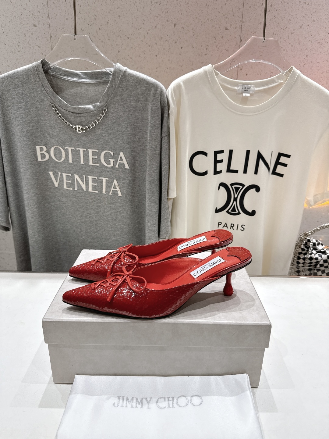 高版本出厂
  JIMMY CHOO｜JC/吉米周2025ss新款简约尖头高跟鞋拖鞋

原版套楦，完美的