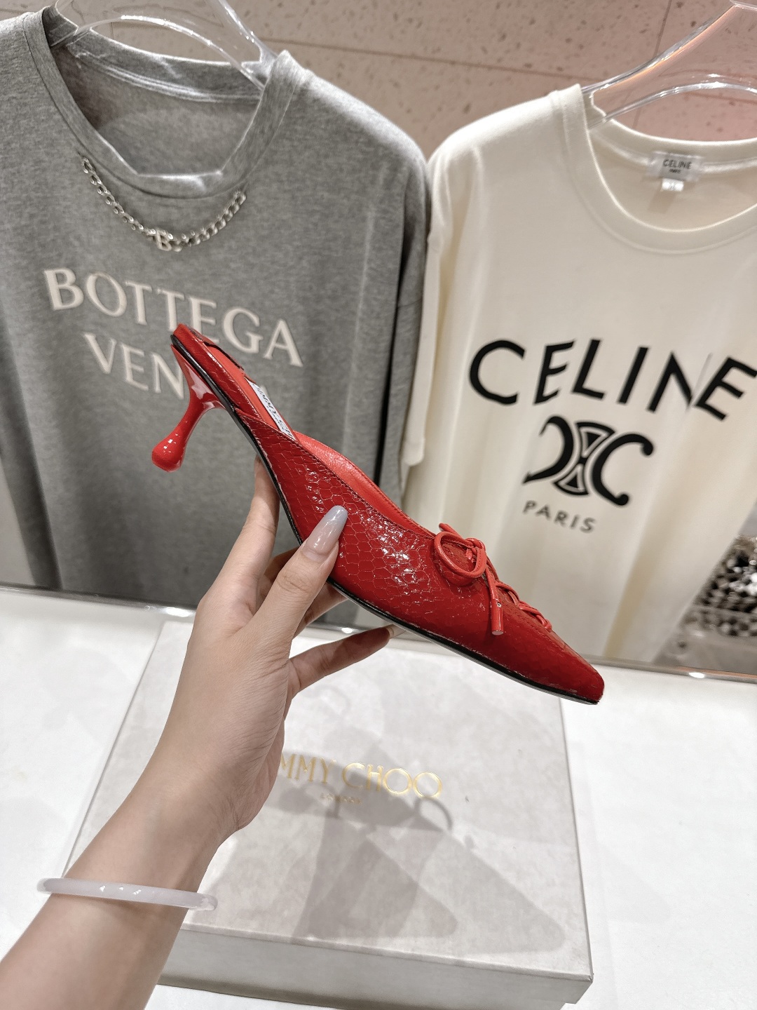 高版本出厂
  JIMMY CHOO｜JC/吉米周2025ss新款简约尖头高跟鞋拖鞋

原版套楦，完美的