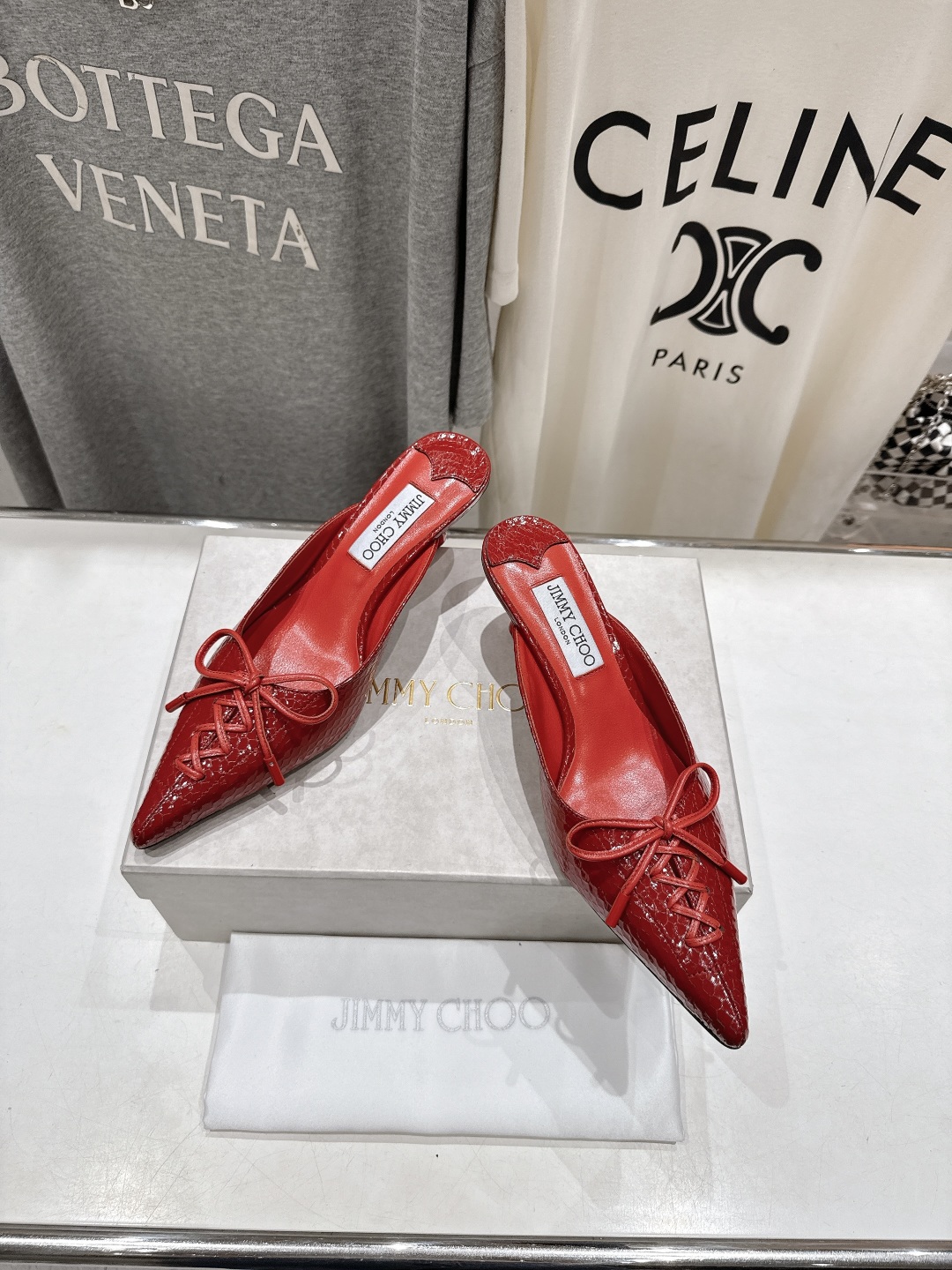 高版本出厂
  JIMMY CHOO｜JC/吉米周2025ss新款简约尖头高跟鞋拖鞋

原版套楦，完美的