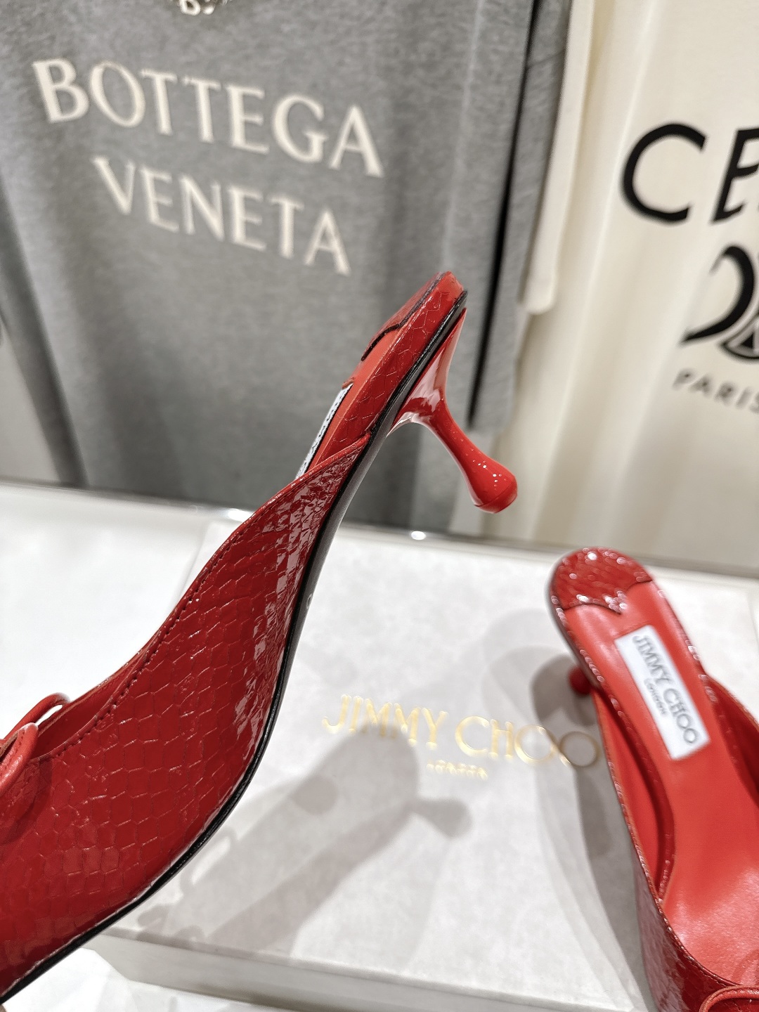 高版本出厂
  JIMMY CHOO｜JC/吉米周2025ss新款简约尖头高跟鞋拖鞋

原版套楦，完美的