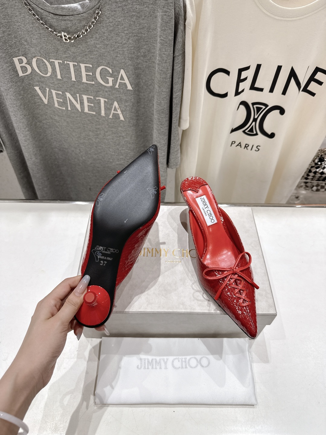 高版本出厂
  JIMMY CHOO｜JC/吉米周2025ss新款简约尖头高跟鞋拖鞋

原版套楦，完美的