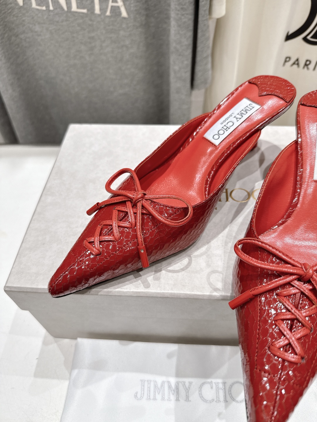 高版本出厂
  JIMMY CHOO｜JC/吉米周2025ss新款简约尖头高跟鞋拖鞋

原版套楦，完美的