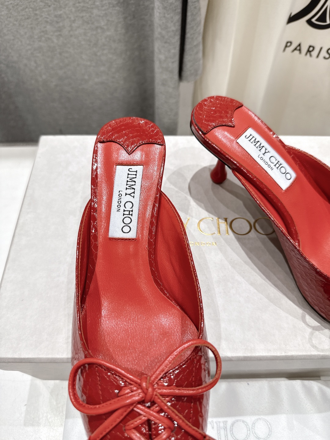 高版本出厂
  JIMMY CHOO｜JC/吉米周2025ss新款简约尖头高跟鞋拖鞋

原版套楦，完美的