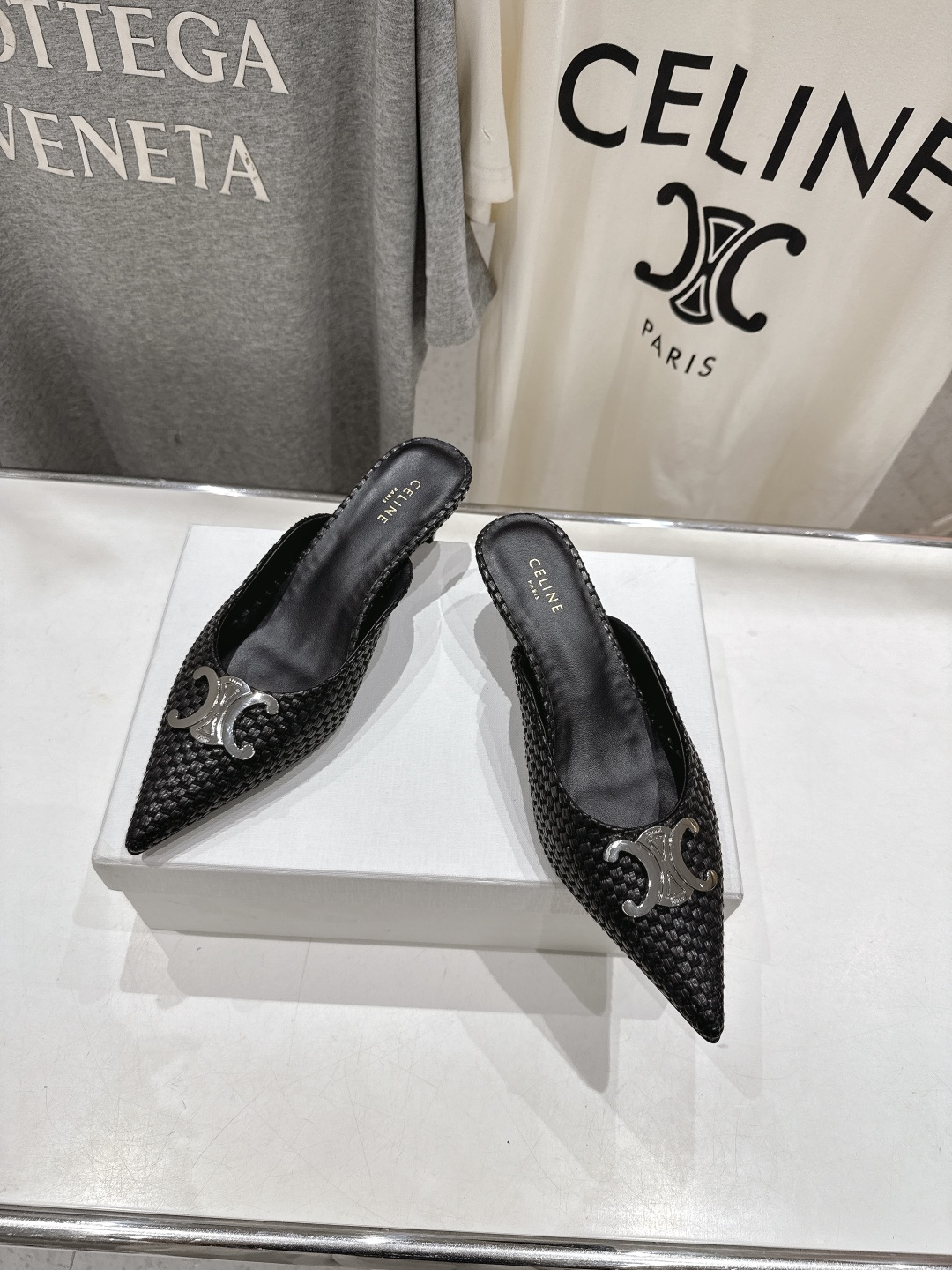 高版本出厂
 「CELINE」赛琳25ss·新款最美凯旋门logo尖头猫跟高跟鞋拖鞋～
思琳标志性的五金