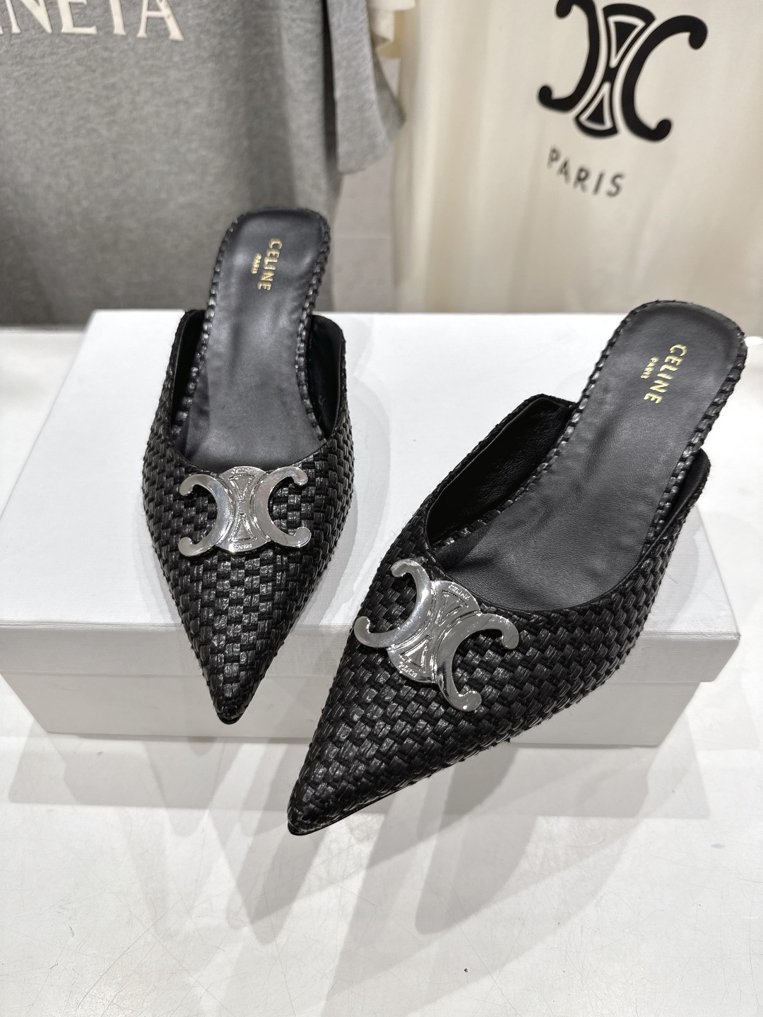 高版本出厂
 「CELINE」赛琳25ss·新款最美凯旋门logo尖头猫跟高跟鞋拖鞋～
思琳标志性的五金