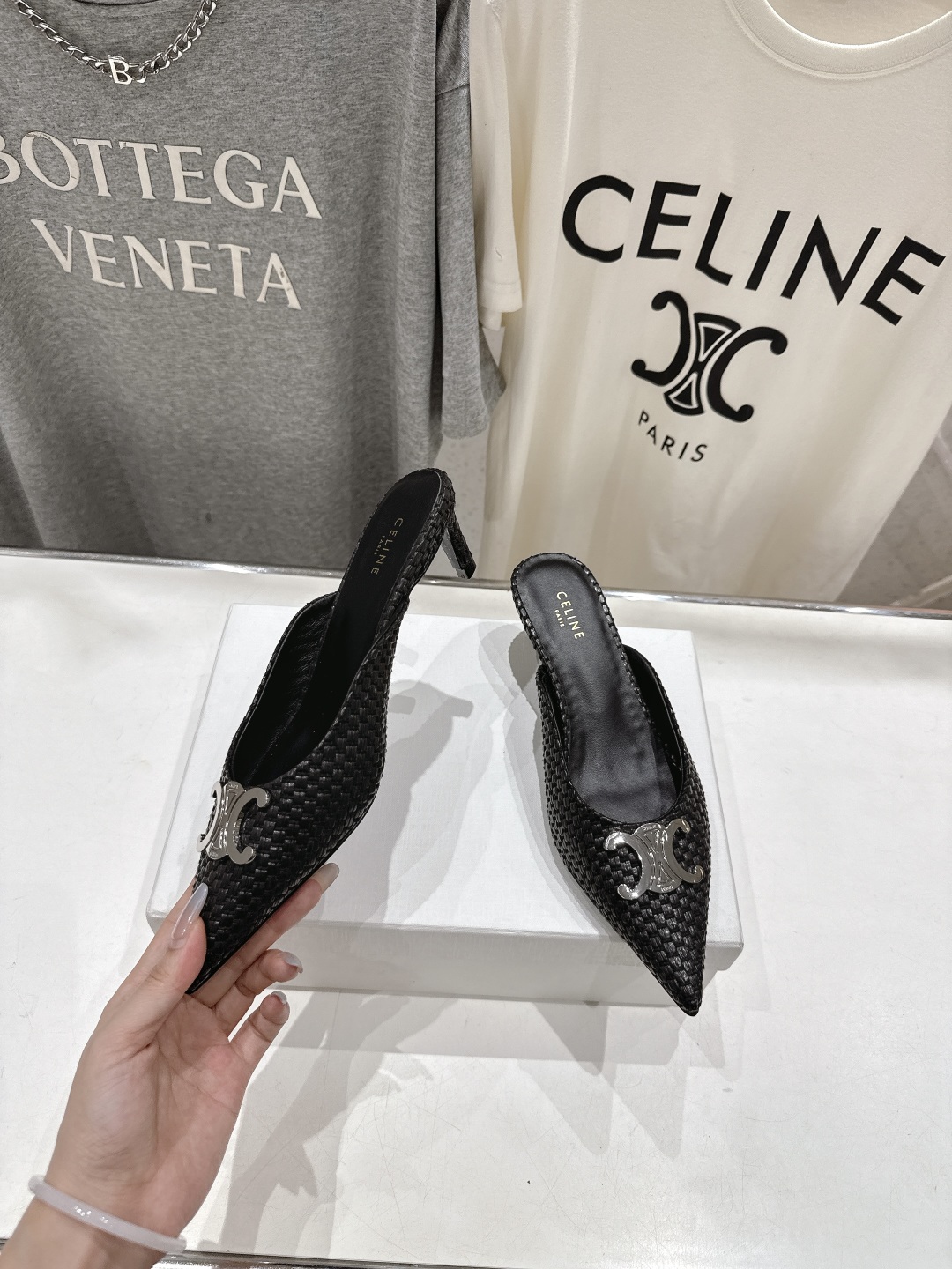 高版本出厂
 「CELINE」赛琳25ss·新款最美凯旋门logo尖头猫跟高跟鞋拖鞋～
思琳标志性的五金