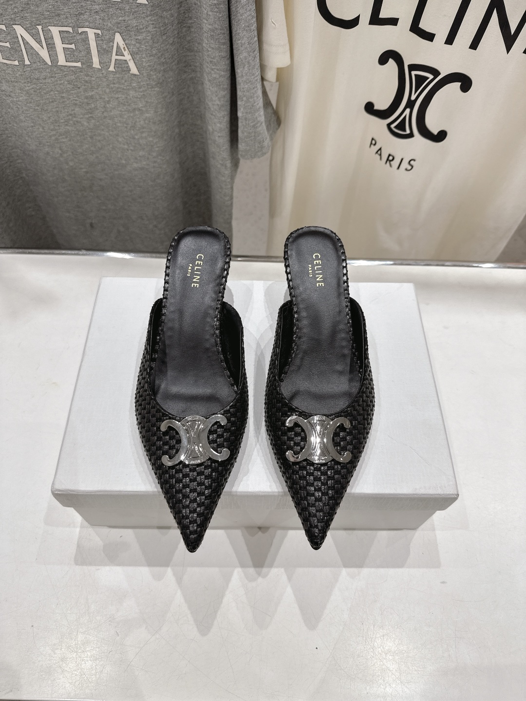 高版本出厂
 「CELINE」赛琳25ss·新款最美凯旋门logo尖头猫跟高跟鞋拖鞋～
思琳标志性的五金