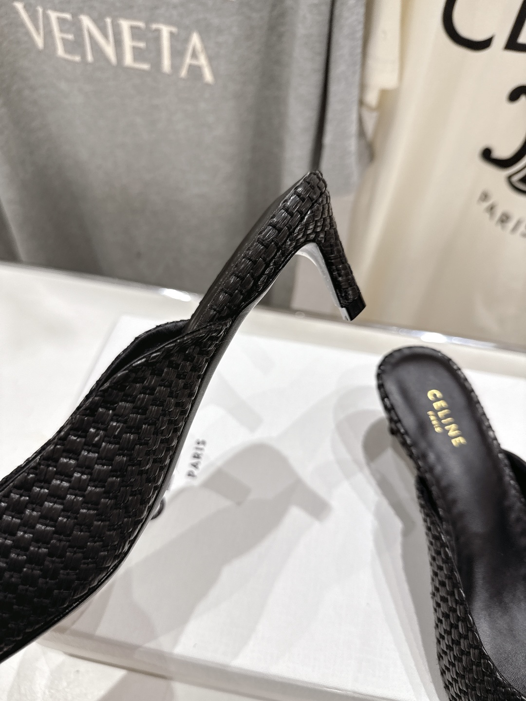 高版本出厂
 「CELINE」赛琳25ss·新款最美凯旋门logo尖头猫跟高跟鞋拖鞋～
思琳标志性的五金