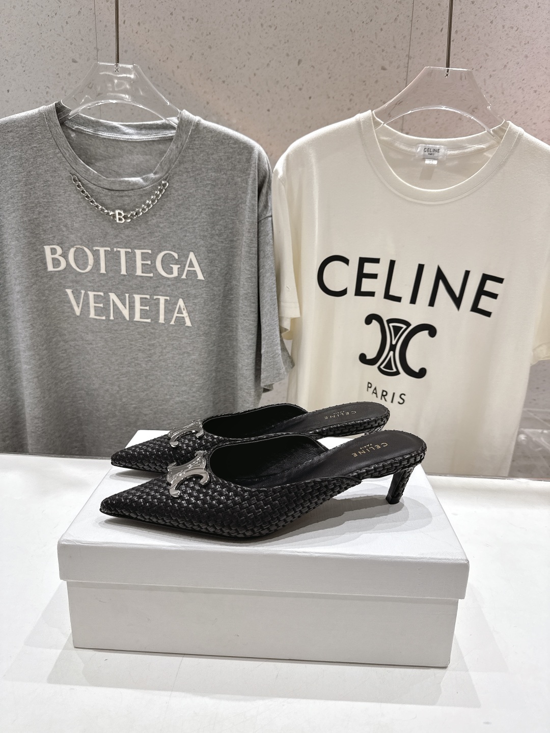 高版本出厂
 「CELINE」赛琳25ss·新款最美凯旋门logo尖头猫跟高跟鞋拖鞋～
思琳标志性的五金