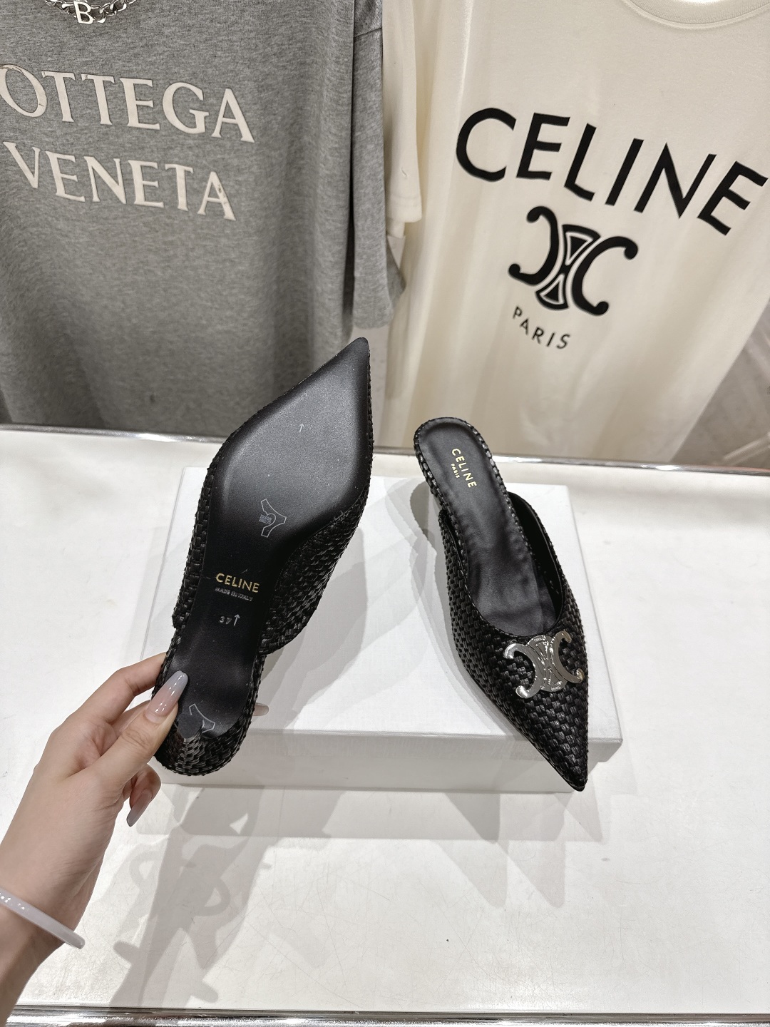 高版本出厂
 「CELINE」赛琳25ss·新款最美凯旋门logo尖头猫跟高跟鞋拖鞋～
思琳标志性的五金