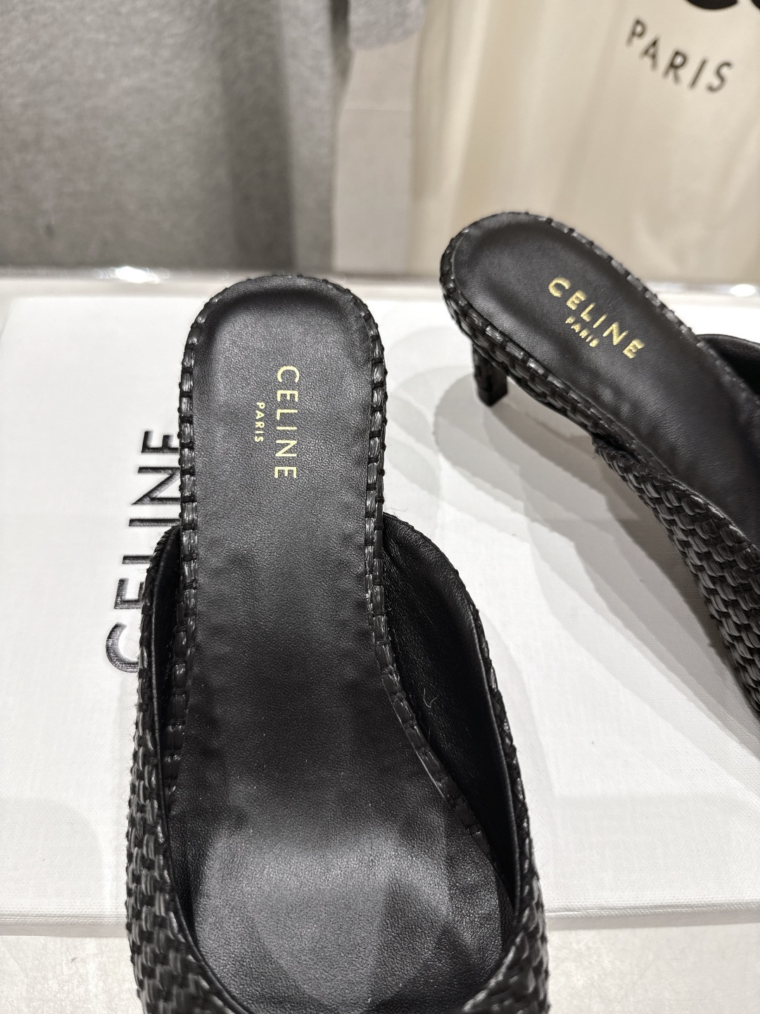 高版本出厂
 「CELINE」赛琳25ss·新款最美凯旋门logo尖头猫跟高跟鞋拖鞋～
思琳标志性的五金