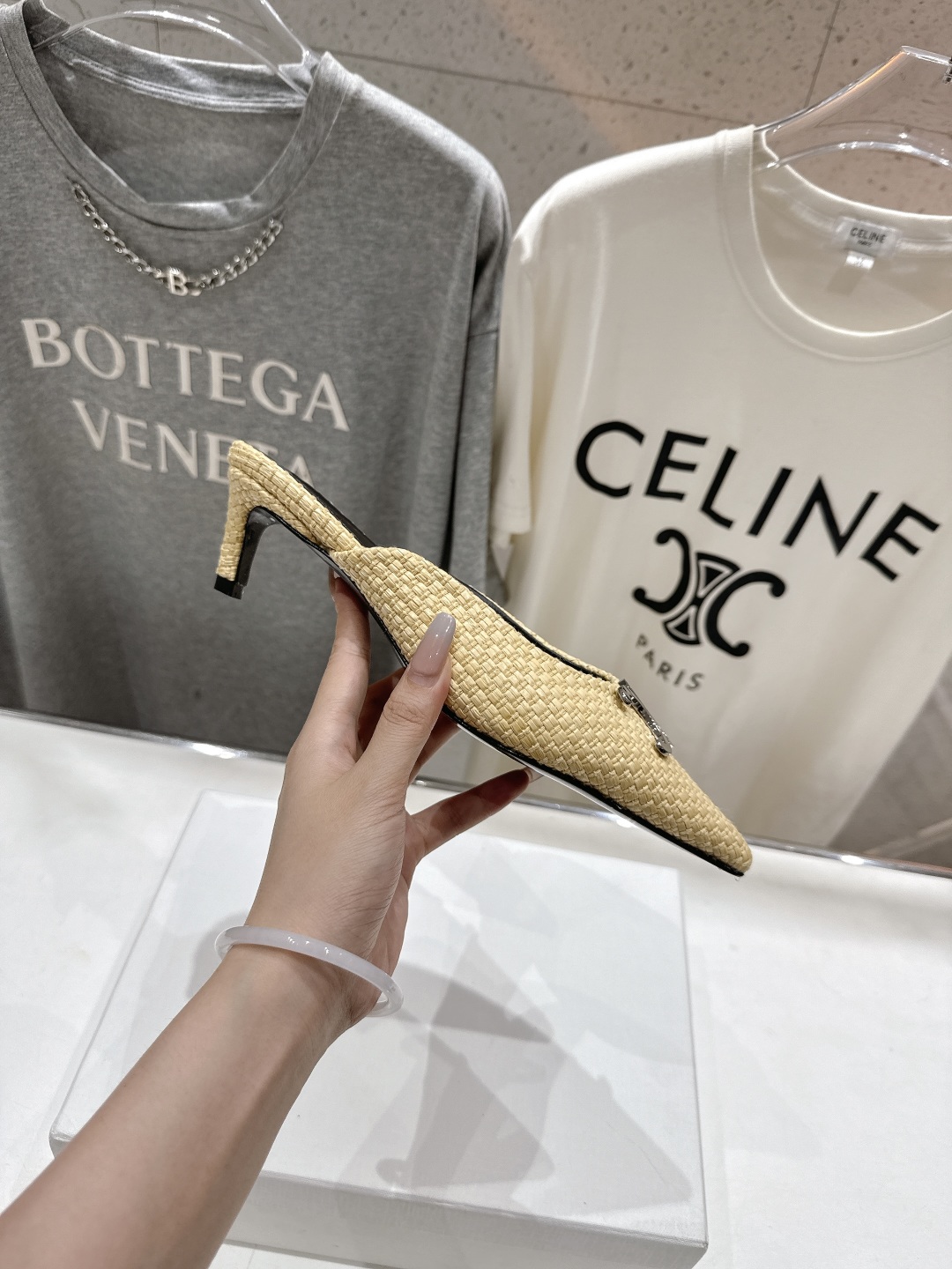 高版本出厂
 「CELINE」赛琳25ss·新款最美凯旋门logo尖头猫跟高跟鞋拖鞋～
思琳标志性的五金