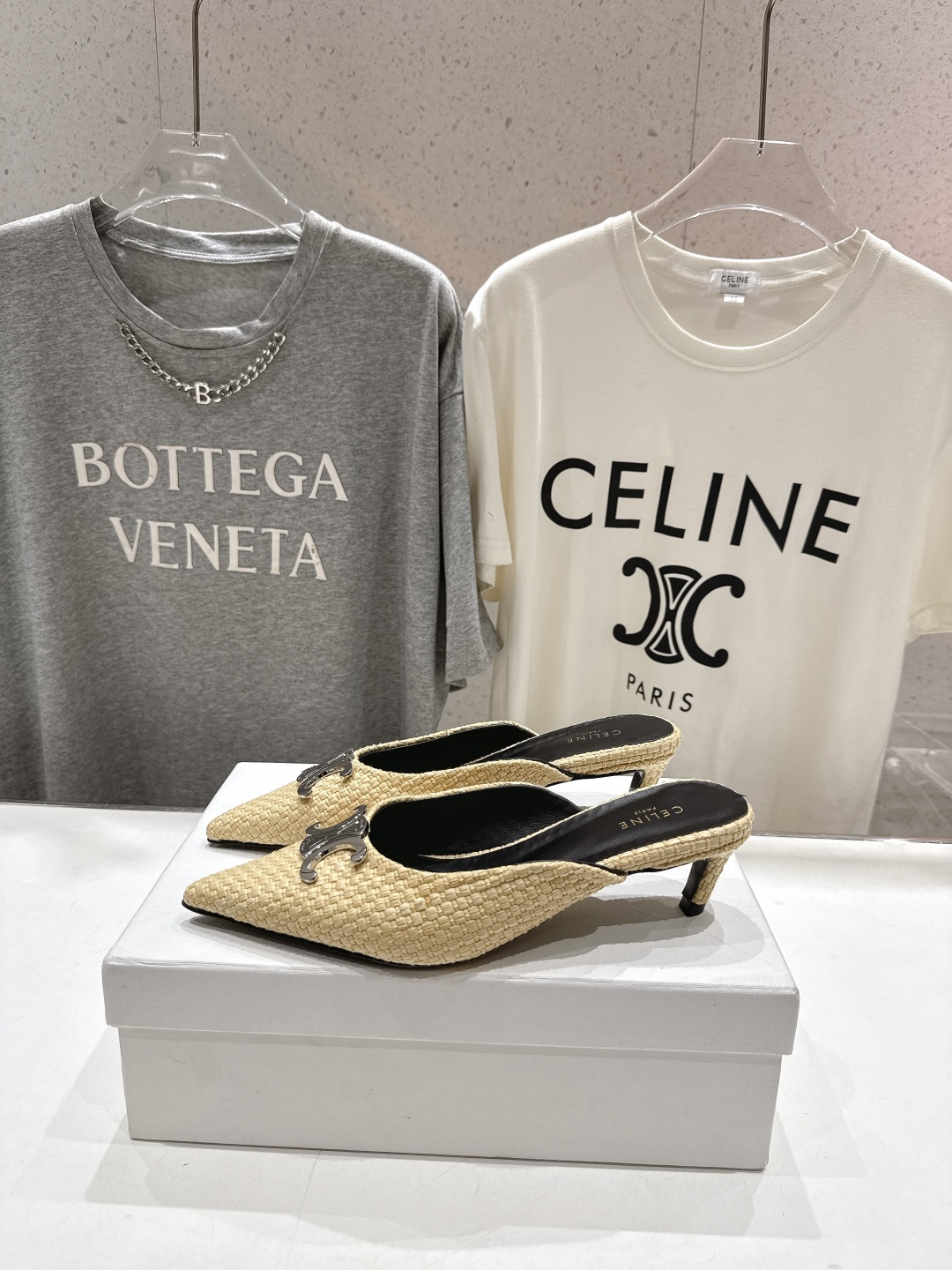高版本出厂
 「CELINE」赛琳25ss·新款最美凯旋门logo尖头猫跟高跟鞋拖鞋～
思琳标志性的五金