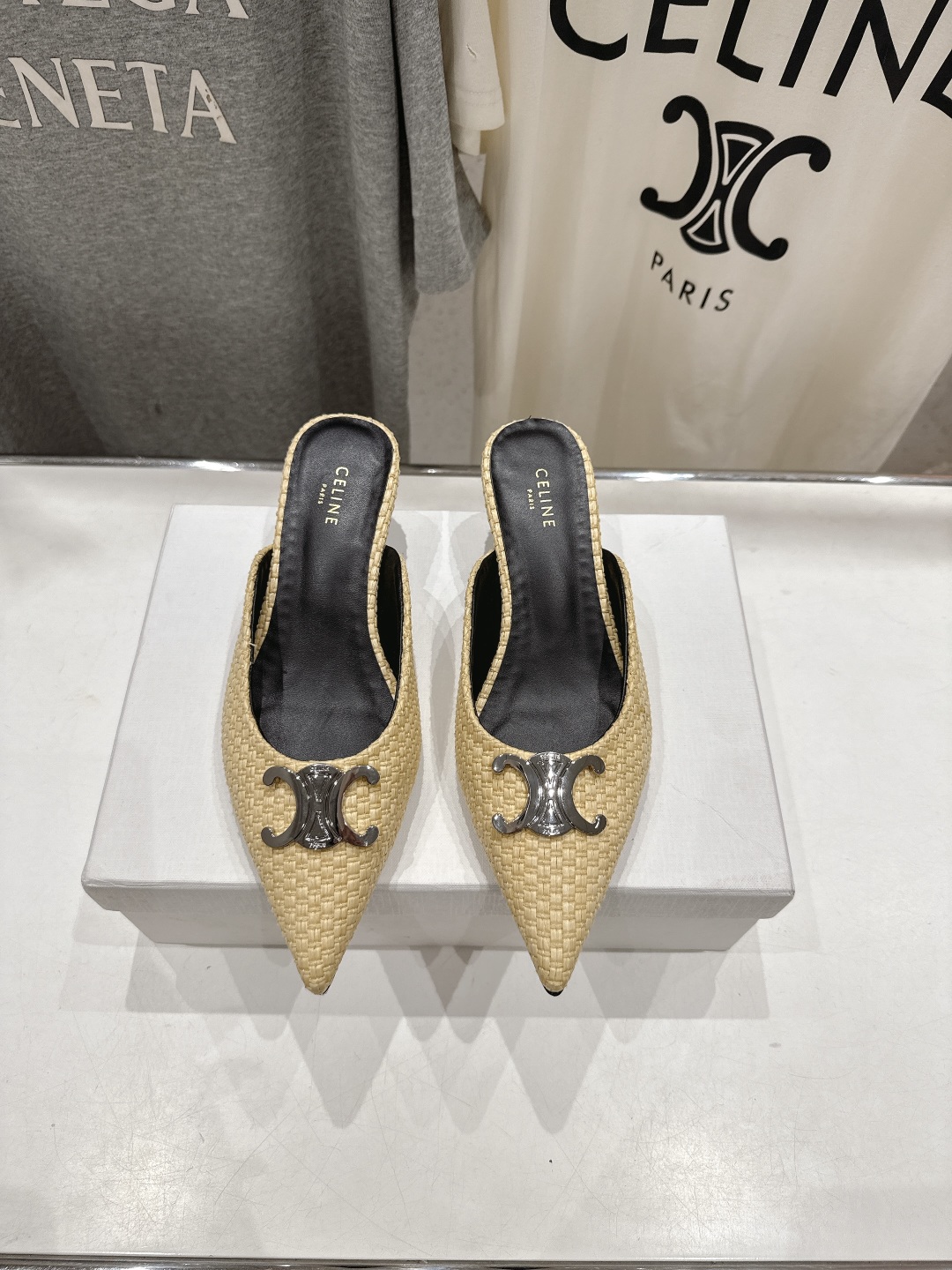 高版本出厂
 「CELINE」赛琳25ss·新款最美凯旋门logo尖头猫跟高跟鞋拖鞋～
思琳标志性的五金