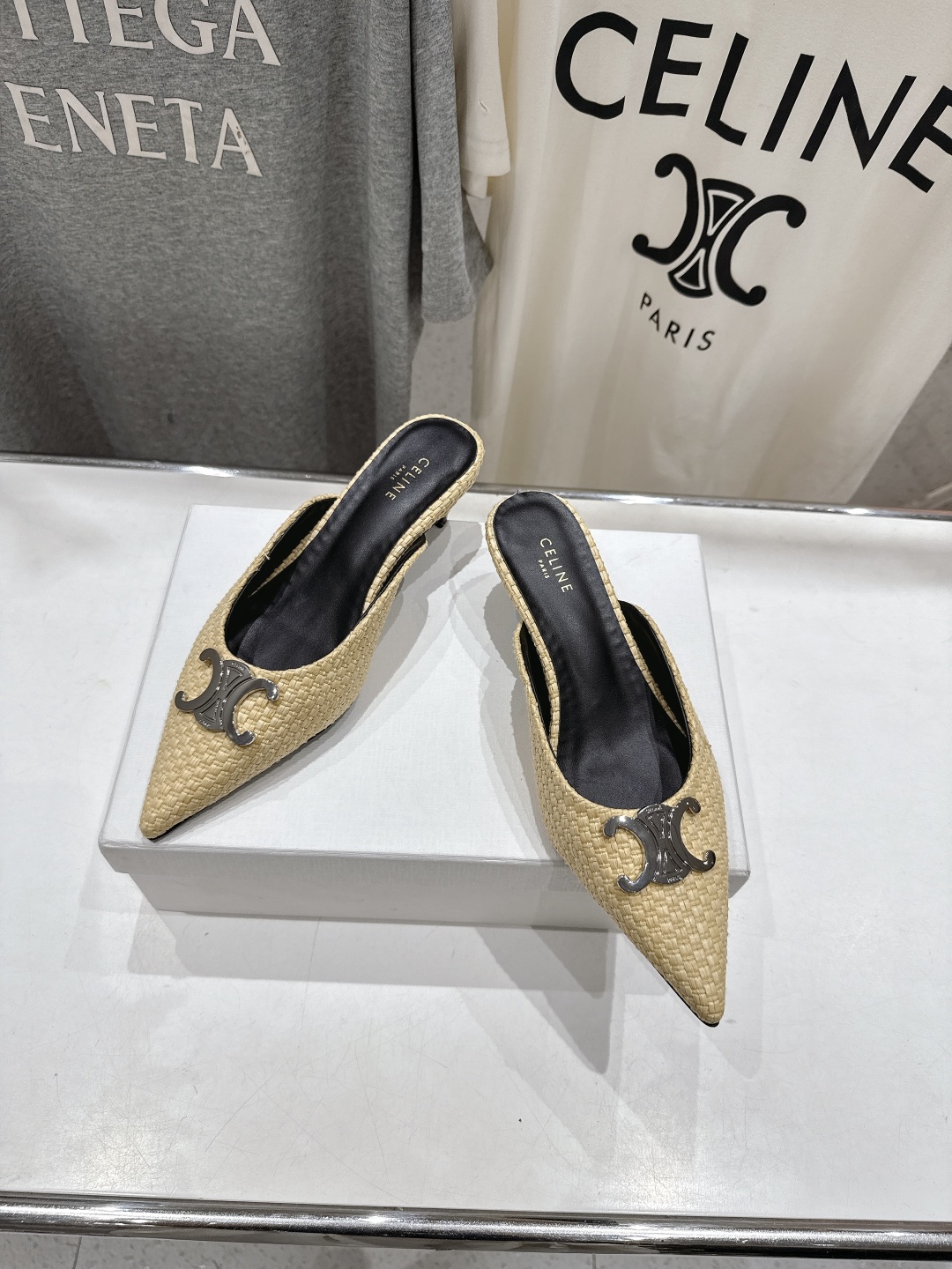 高版本出厂
 「CELINE」赛琳25ss·新款最美凯旋门logo尖头猫跟高跟鞋拖鞋～
思琳标志性的五金