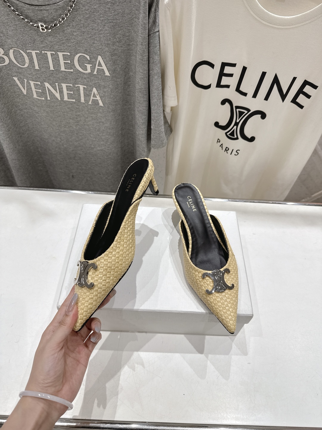 高版本出厂
 「CELINE」赛琳25ss·新款最美凯旋门logo尖头猫跟高跟鞋拖鞋～
思琳标志性的五金