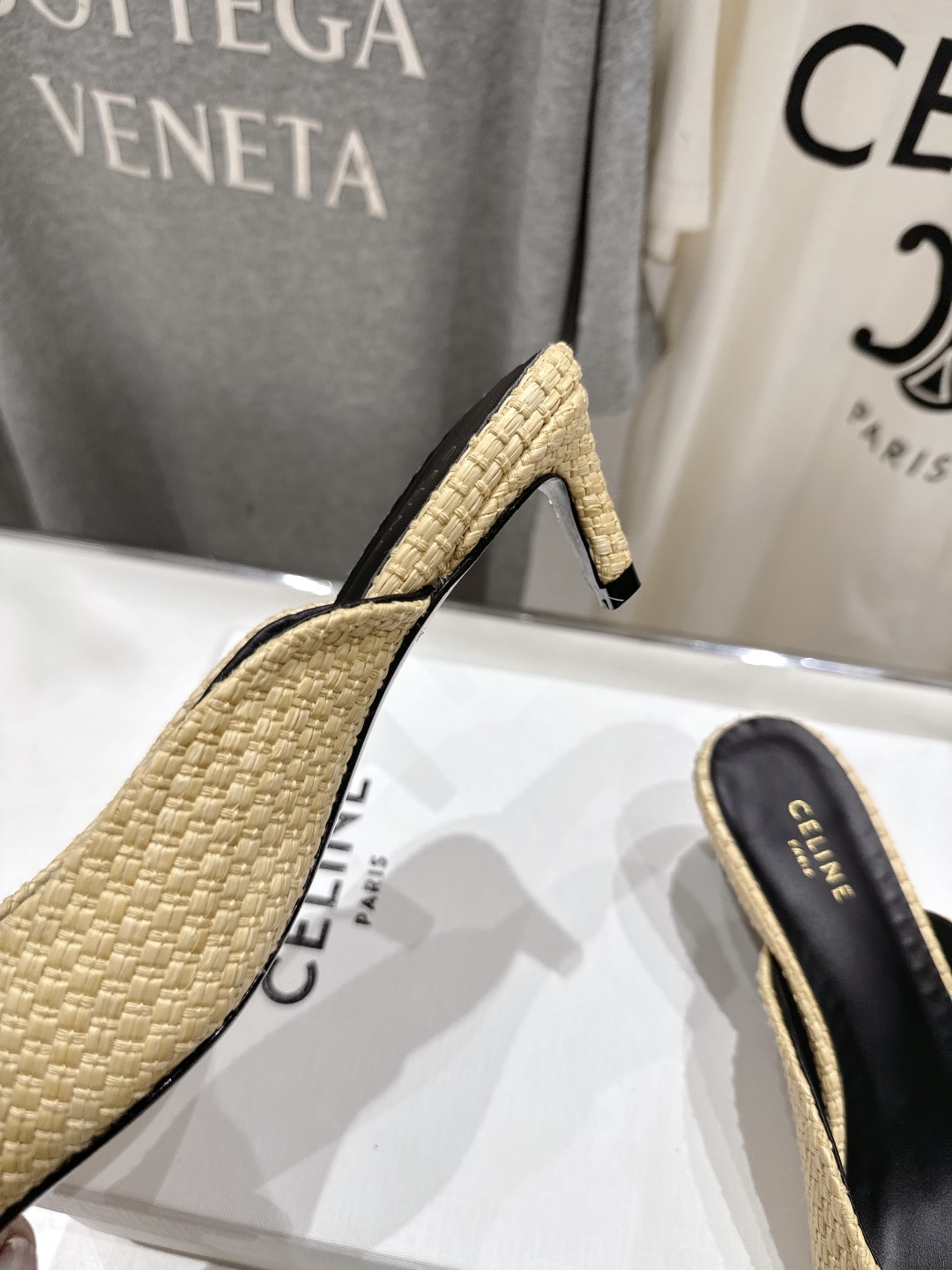 高版本出厂
 「CELINE」赛琳25ss·新款最美凯旋门logo尖头猫跟高跟鞋拖鞋～
思琳标志性的五金