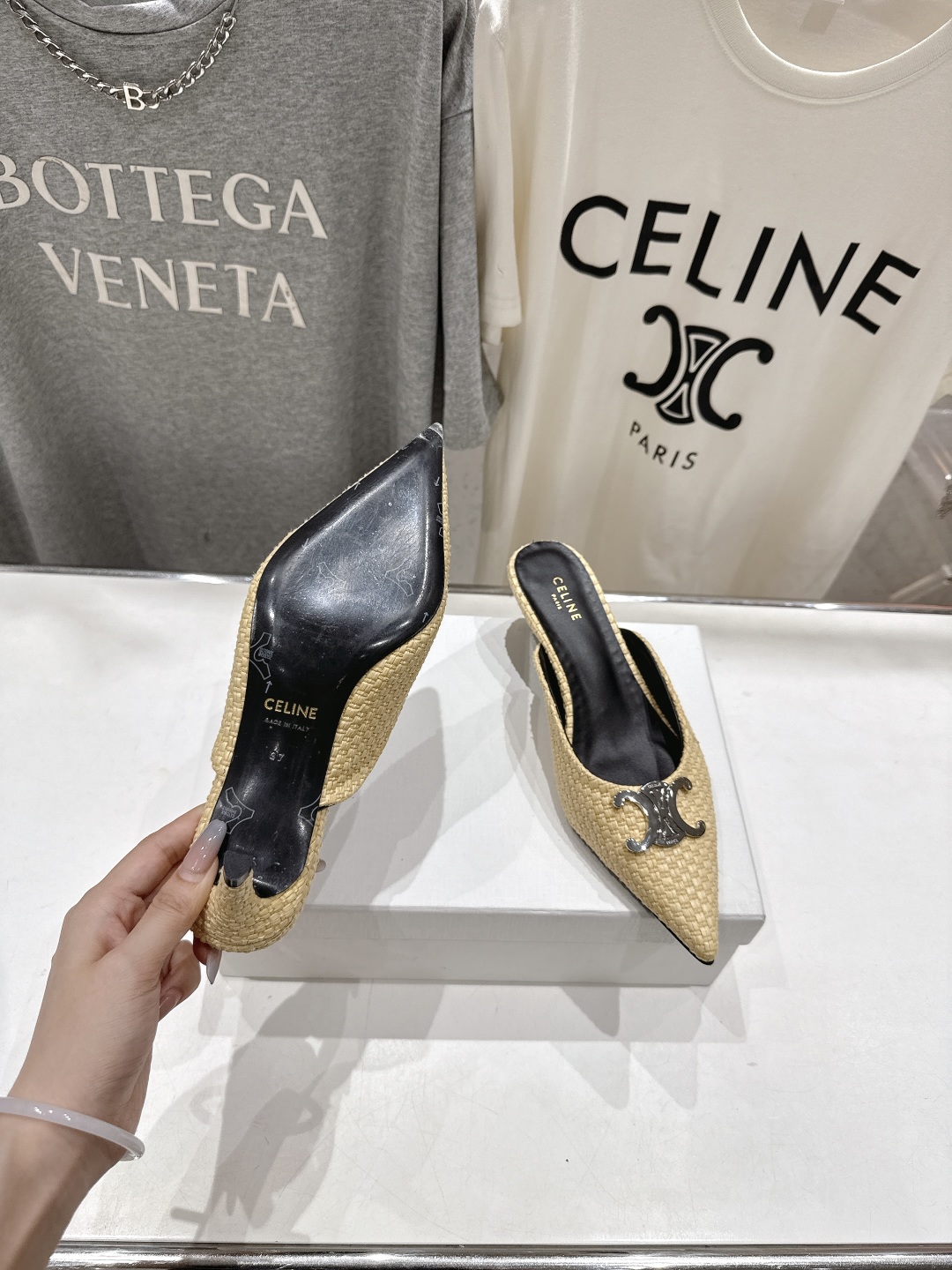 高版本出厂
 「CELINE」赛琳25ss·新款最美凯旋门logo尖头猫跟高跟鞋拖鞋～
思琳标志性的五金