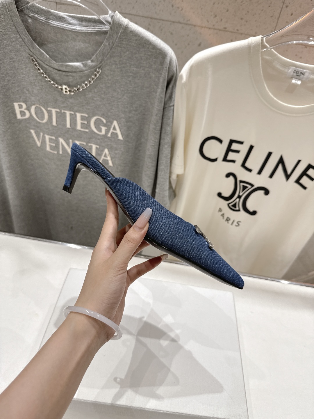 高版本出厂
 「CELINE」赛琳25ss·新款最美凯旋门logo尖头猫跟高跟鞋拖鞋～
思琳标志性的五金