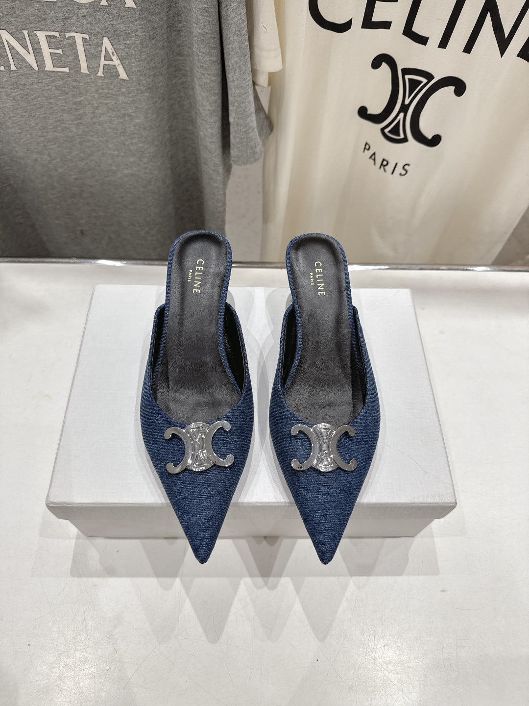 高版本出厂
 「CELINE」赛琳25ss·新款最美凯旋门logo尖头猫跟高跟鞋拖鞋～
思琳标志性的五金