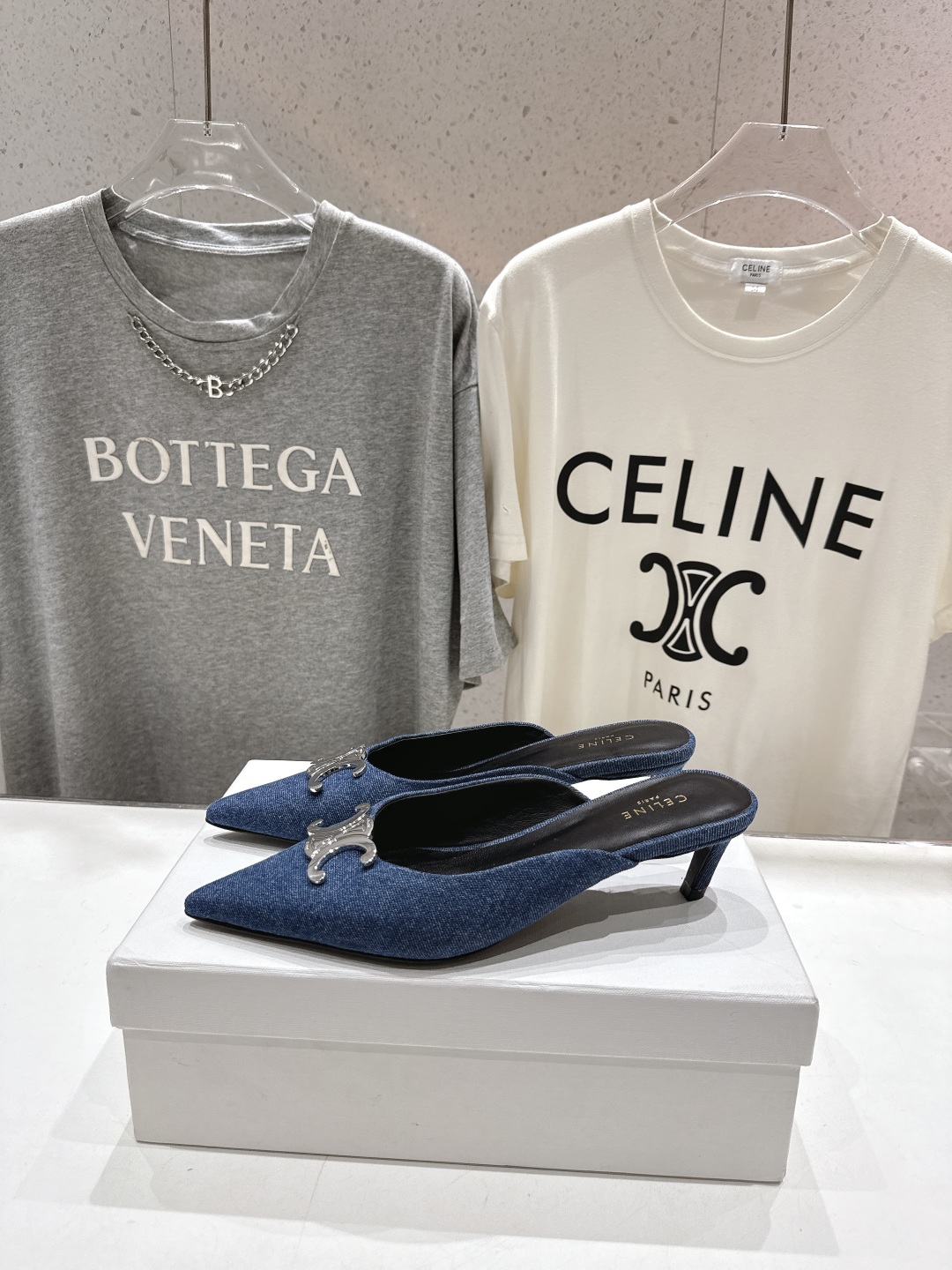 高版本出厂
 「CELINE」赛琳25ss·新款最美凯旋门logo尖头猫跟高跟鞋拖鞋～
思琳标志性的五金