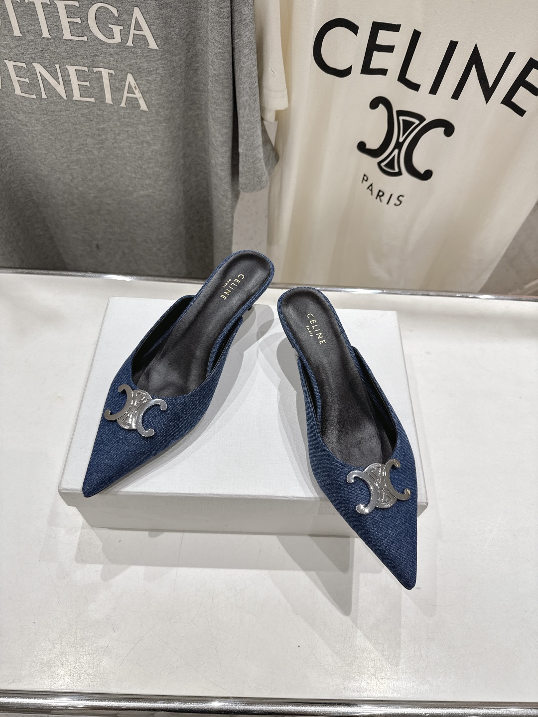 高版本出厂
 「CELINE」赛琳25ss·新款最美凯旋门logo尖头猫跟高跟鞋拖鞋～
思琳标志性的五金