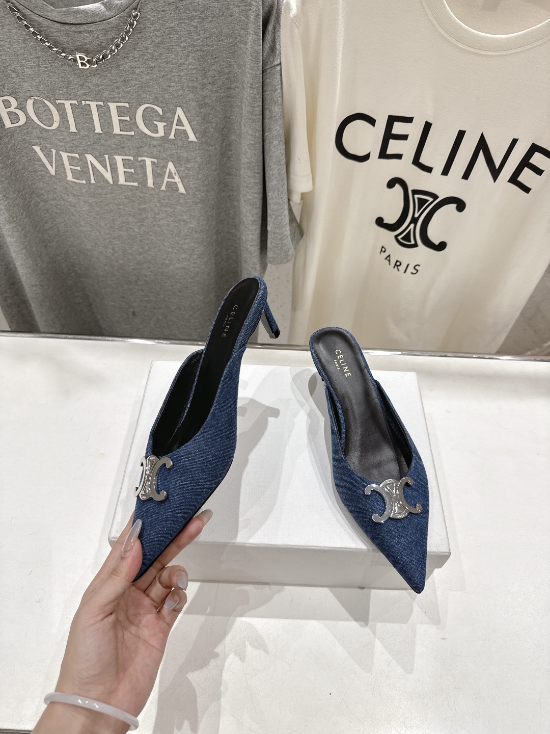 高版本出厂
 「CELINE」赛琳25ss·新款最美凯旋门logo尖头猫跟高跟鞋拖鞋～
思琳标志性的五金