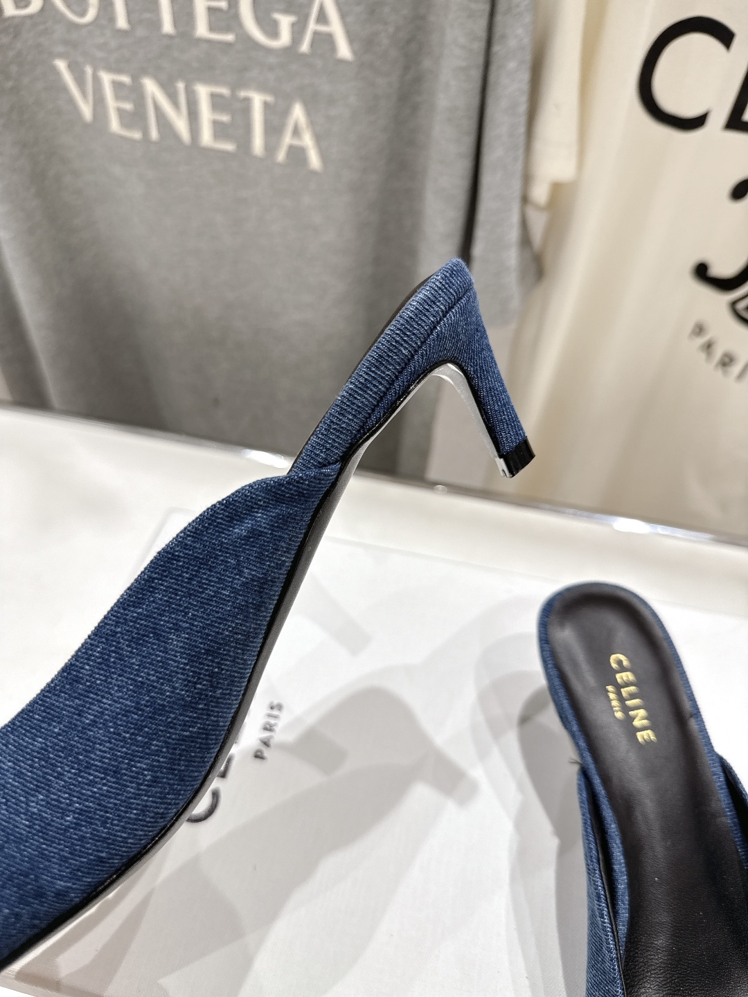 高版本出厂
 「CELINE」赛琳25ss·新款最美凯旋门logo尖头猫跟高跟鞋拖鞋～
思琳标志性的五金