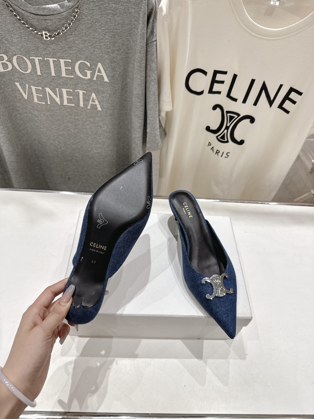 高版本出厂
 「CELINE」赛琳25ss·新款最美凯旋门logo尖头猫跟高跟鞋拖鞋～
思琳标志性的五金