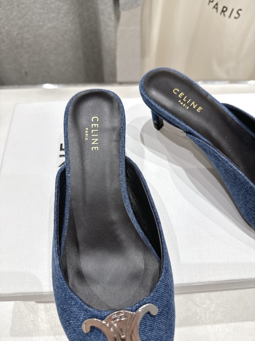 高版本出厂
 「CELINE」赛琳25ss·新款最美凯旋门logo尖头猫跟高跟鞋拖鞋～
思琳标志性的五金