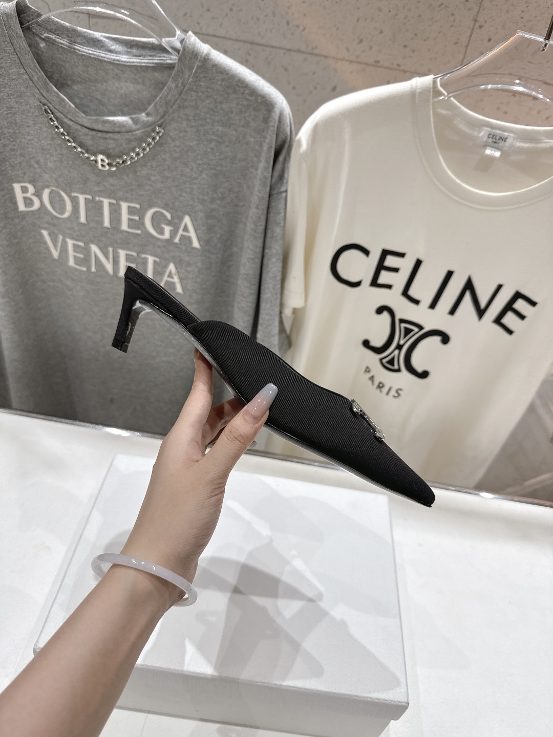 高版本出厂
 「CELINE」赛琳25ss·新款最美凯旋门logo尖头猫跟高跟鞋拖鞋～
思琳标志性的五金