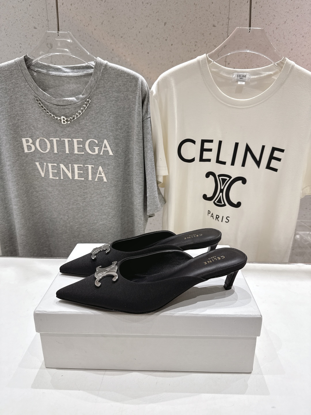 高版本出厂
 「CELINE」赛琳25ss·新款最美凯旋门logo尖头猫跟高跟鞋拖鞋～
思琳标志性的五金
