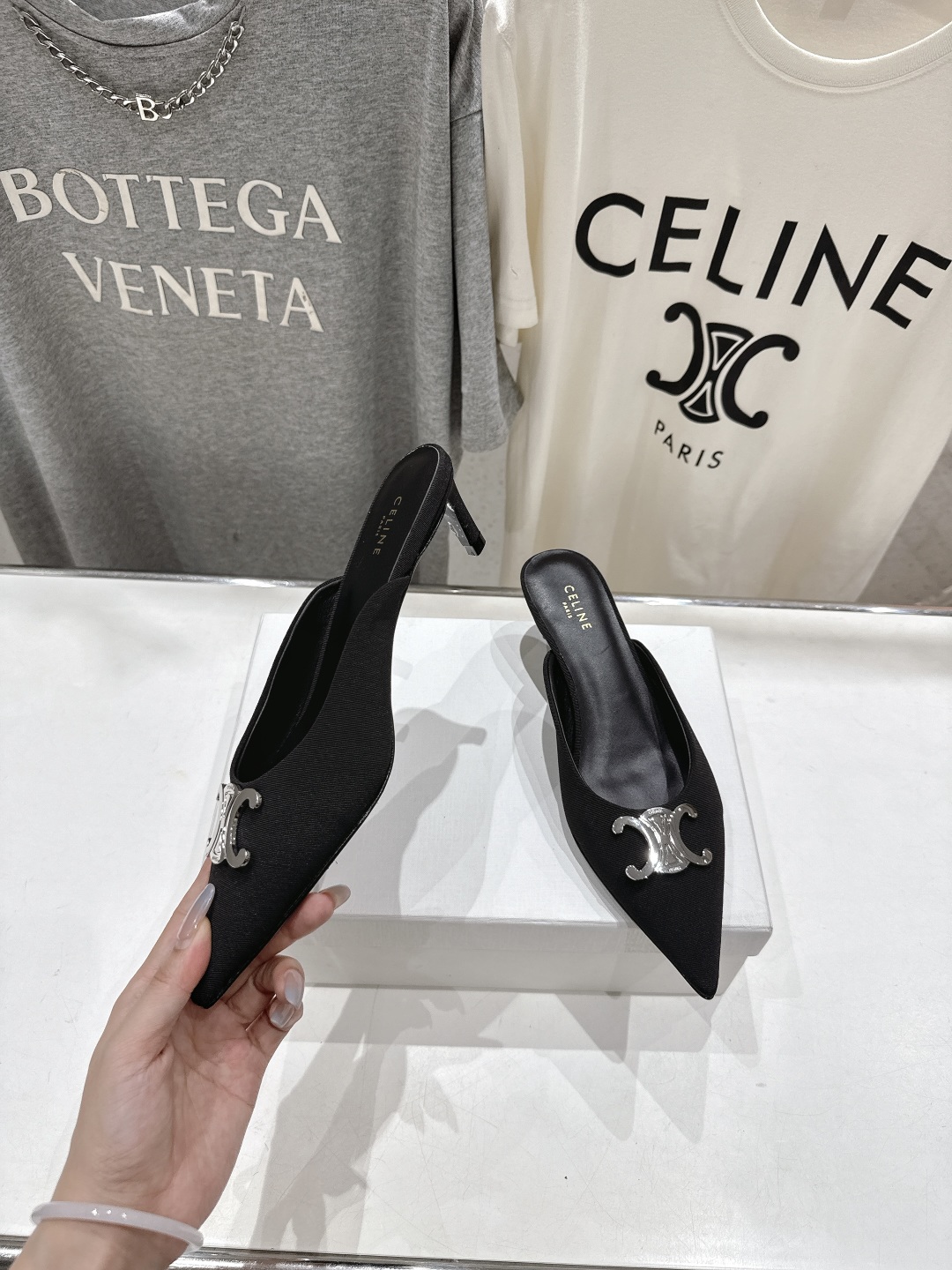 高版本出厂
 「CELINE」赛琳25ss·新款最美凯旋门logo尖头猫跟高跟鞋拖鞋～
思琳标志性的五金