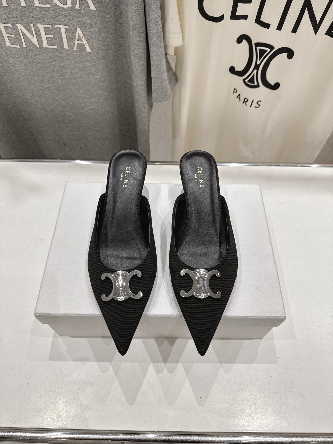 高版本出厂
 「CELINE」赛琳25ss·新款最美凯旋门logo尖头猫跟高跟鞋拖鞋～
思琳标志性的五金