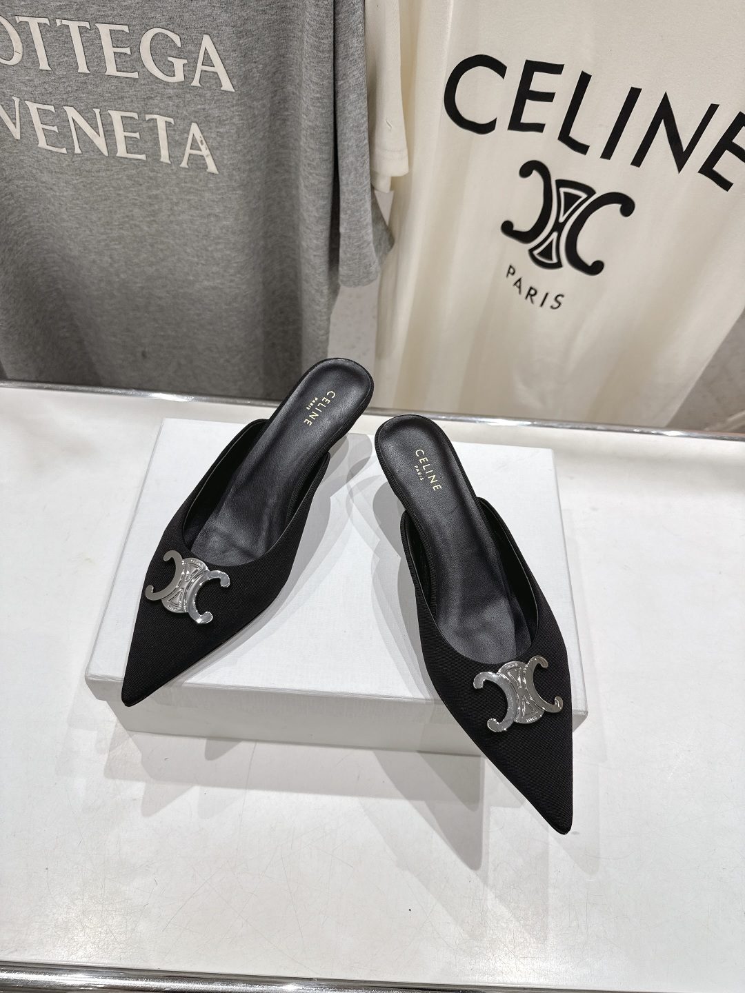 高版本出厂
 「CELINE」赛琳25ss·新款最美凯旋门logo尖头猫跟高跟鞋拖鞋～
思琳标志性的五金