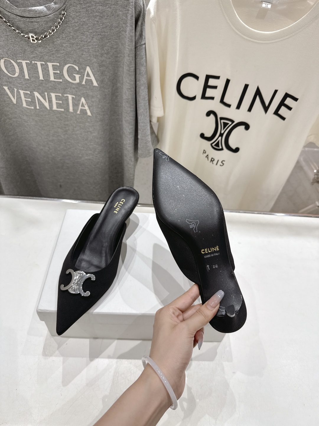 高版本出厂
 「CELINE」赛琳25ss·新款最美凯旋门logo尖头猫跟高跟鞋拖鞋～
思琳标志性的五金