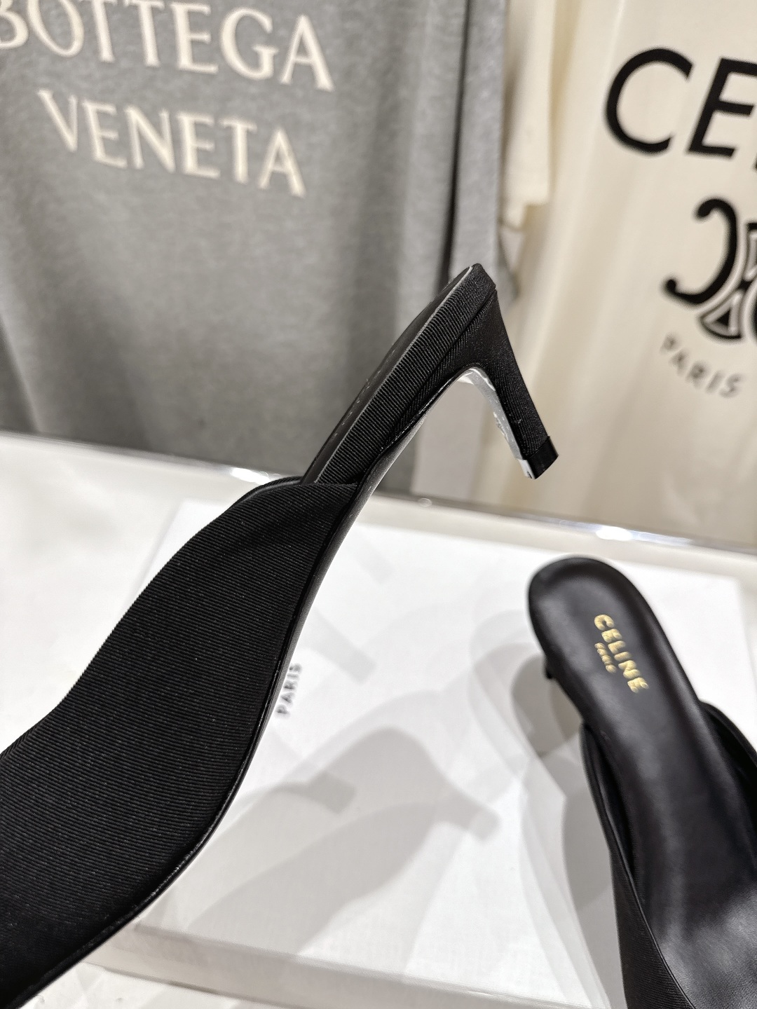 高版本出厂
 「CELINE」赛琳25ss·新款最美凯旋门logo尖头猫跟高跟鞋拖鞋～
思琳标志性的五金