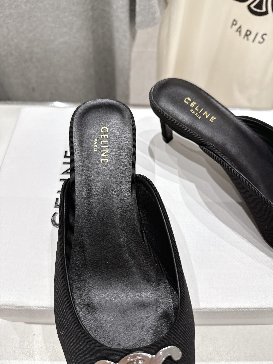 高版本出厂
 「CELINE」赛琳25ss·新款最美凯旋门logo尖头猫跟高跟鞋拖鞋～
思琳标志性的五金