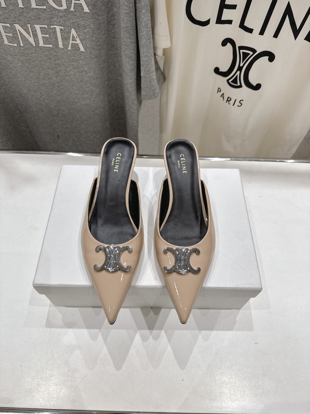 高版本出厂
 「CELINE」赛琳25ss·新款最美凯旋门logo尖头猫跟高跟鞋拖鞋～
思琳标志性的五金