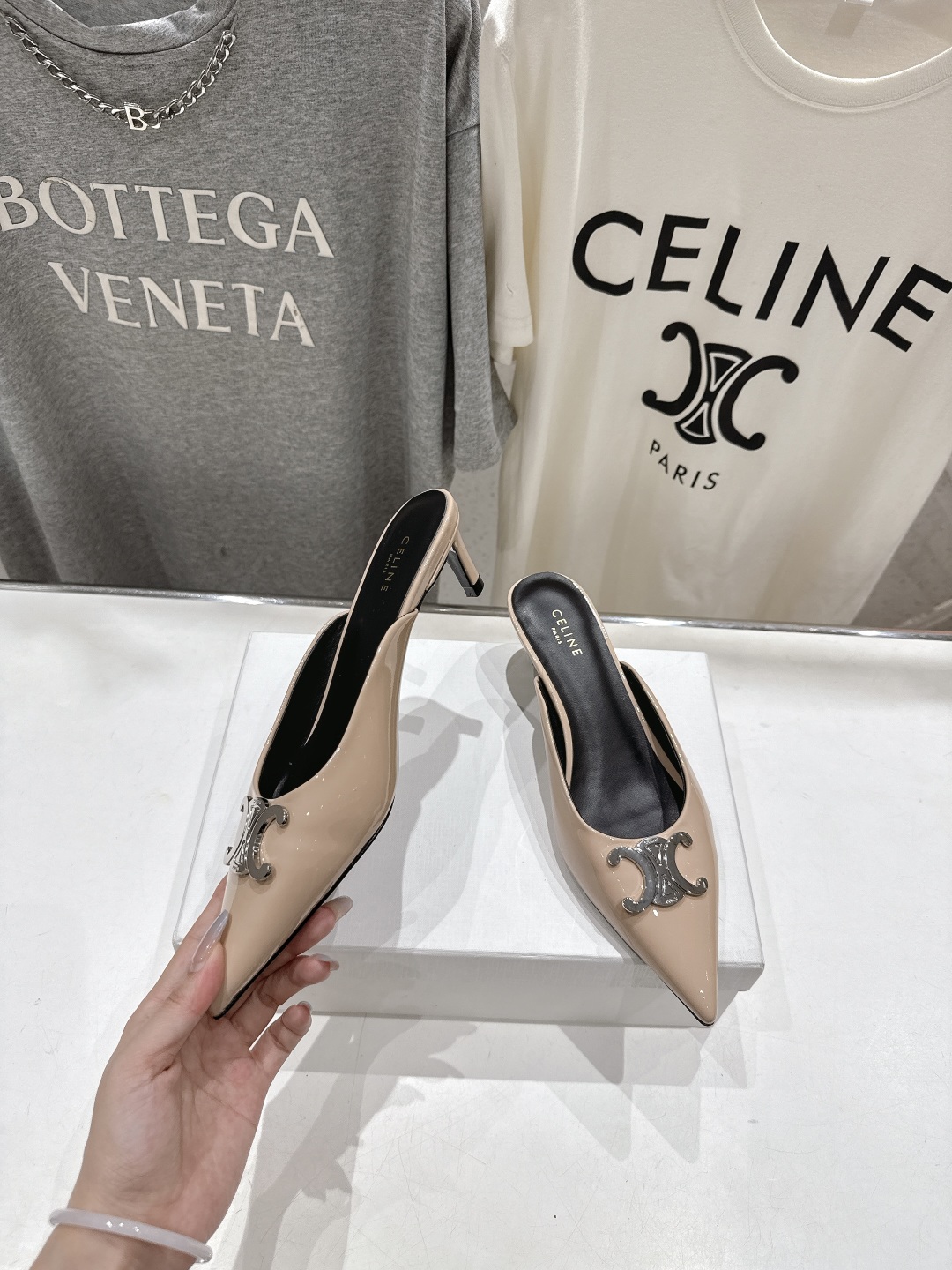 高版本出厂
 「CELINE」赛琳25ss·新款最美凯旋门logo尖头猫跟高跟鞋拖鞋～
思琳标志性的五金