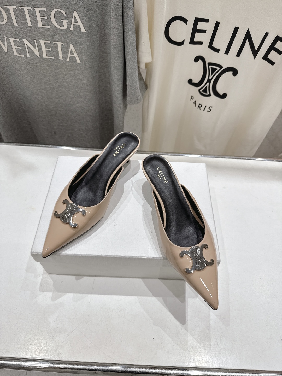 高版本出厂
 「CELINE」赛琳25ss·新款最美凯旋门logo尖头猫跟高跟鞋拖鞋～
思琳标志性的五金